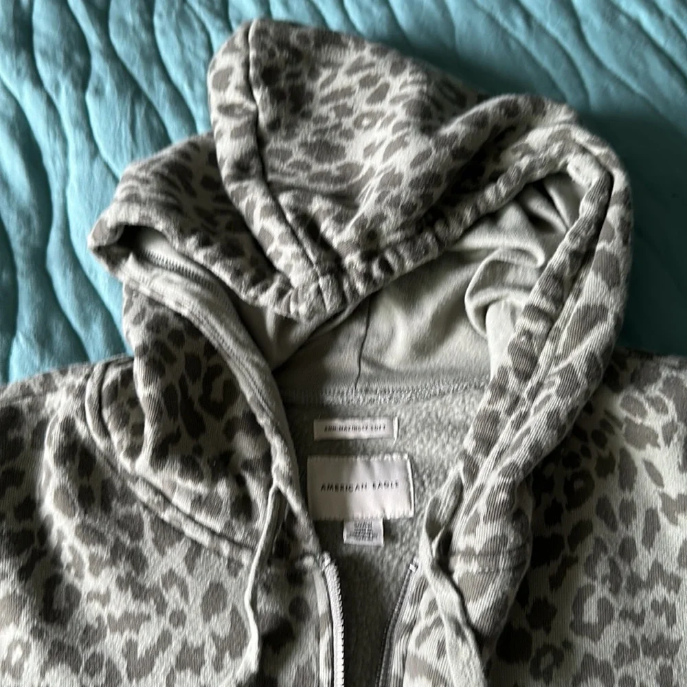 American eagle one for zip, hooded sweatshirt, green cheetah print EUC sz S - Picture 2 of 3